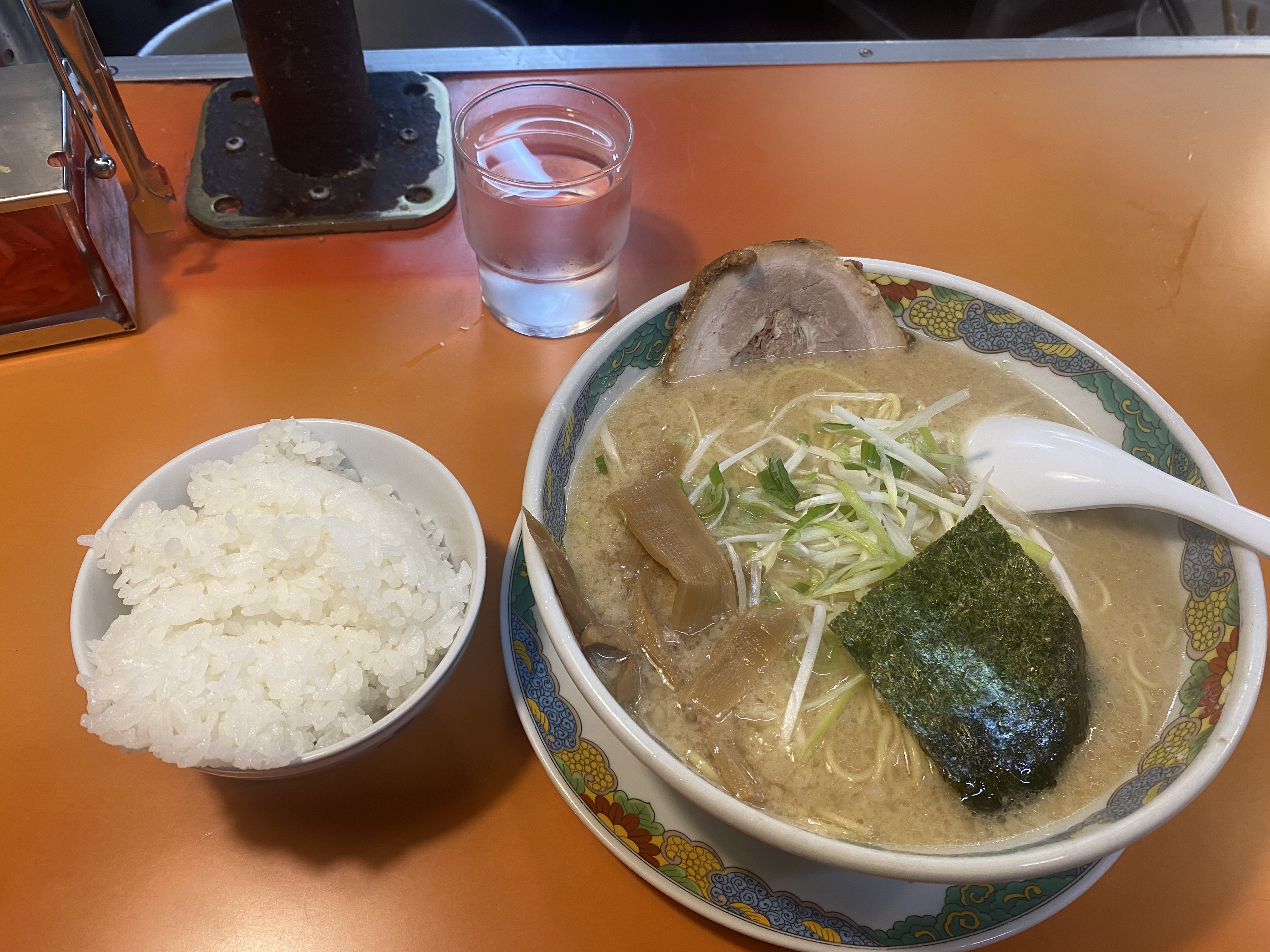 【幸来@上井草 レビュー】ラーメン＋ライスで930円！深夜に再訪したい背脂とんこつラーメン